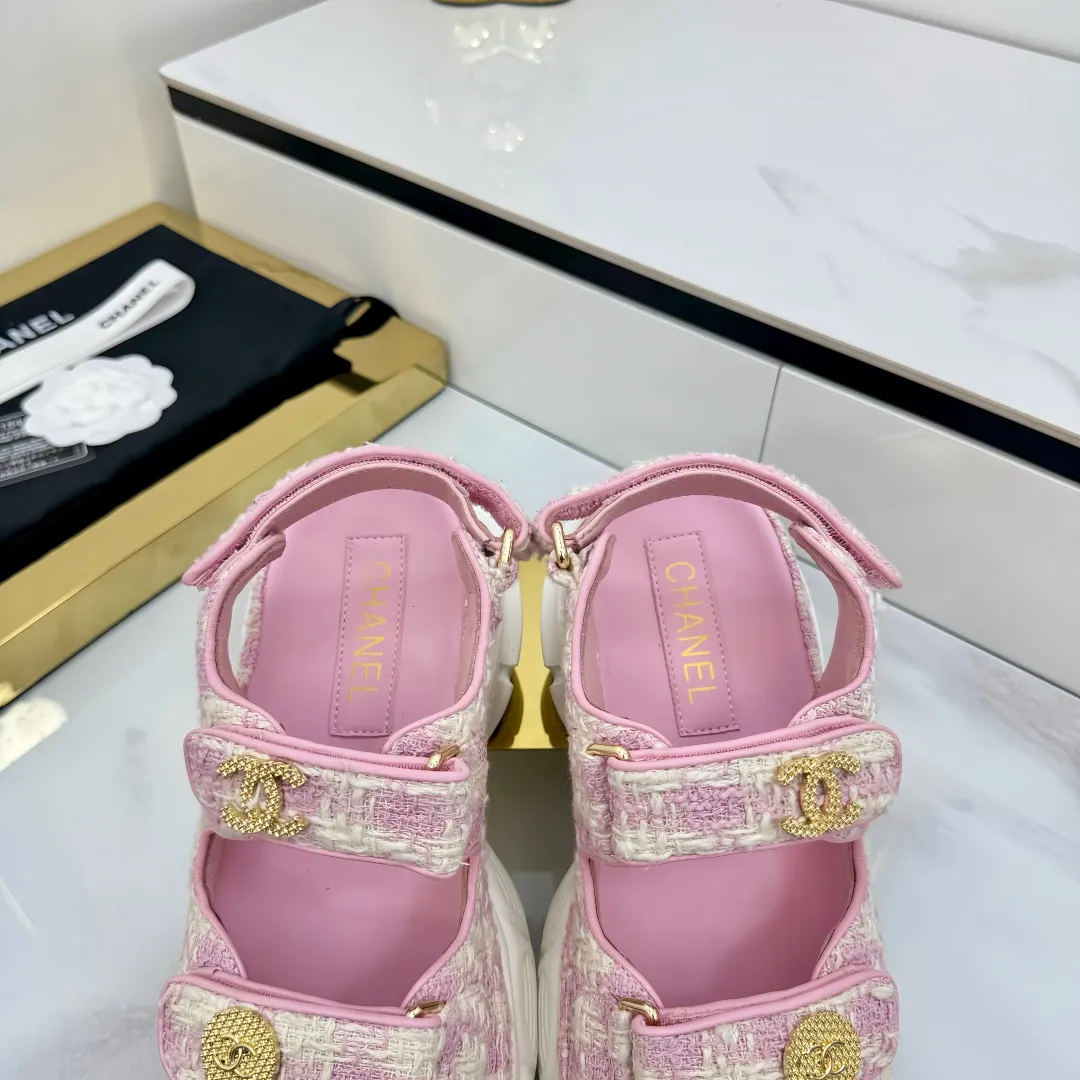 👟👟Ex-factory price 640👟👟 Top version... Chanel｜Chanel Xiaoxiang Velcro Beach Slippers Slippers Casual Beach Shoes 25ss Spring and Summer New Style! Beach shoes are a hit all over the internet! The latest model from the counter, I am still willing to buy it on my feet. It must be ranked among the most popular models. It is invincible in all seasons. Various bloggers and Internet celebrities can see the matching styles. Highly recommended. Pearlescent sheepskin upper, sheepskin lining, suede for feet. Original open-molded TPU outsole size: 35-40 (customized for 40 and 41). Full set of original packaging 👉 👉 👉